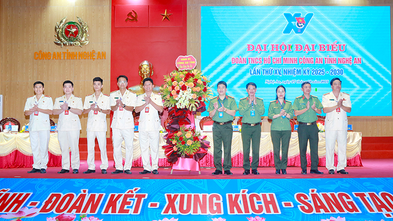 Các đồng chí trong Ban Thường vụ Đảng ủy, Lãnh đạo Công an tỉnh tặng hoa chúc mừng Đại hội