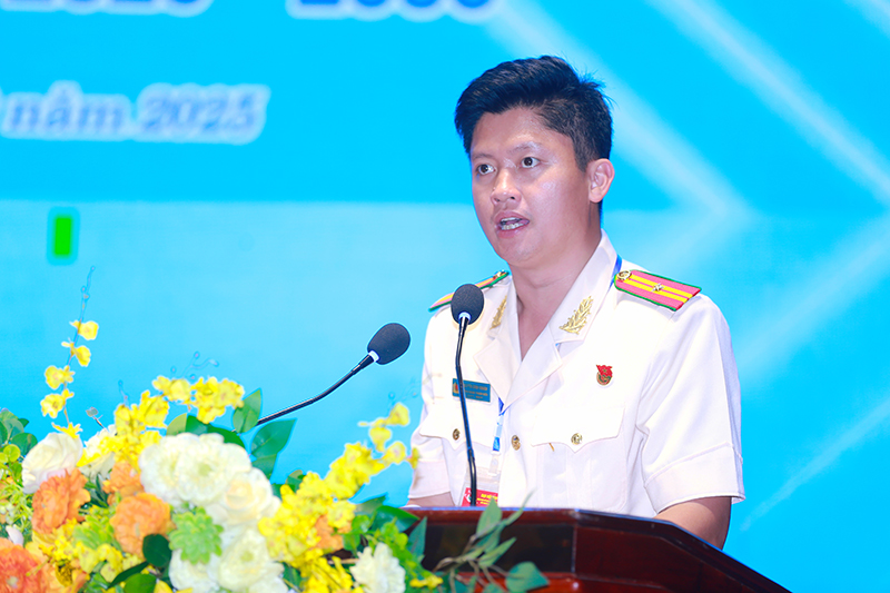 Đồng chí Thiếu  tá Nguyễn Đình Khánh, Trưởng Ban Thanh niên Công an tỉnh phát biểu khai mạc 