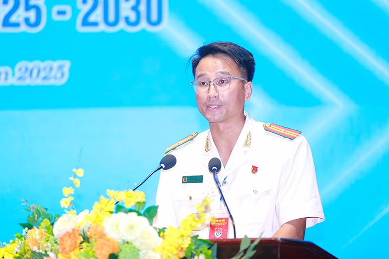 Đồng chí Thiếu tá Nguyễn Sỹ Nguyên,  Phó Trưởng Ban Thanh niên Công an tỉnh trình bày tóm tắt báo cáo chính trị nhiệm kỳ 2022-2027