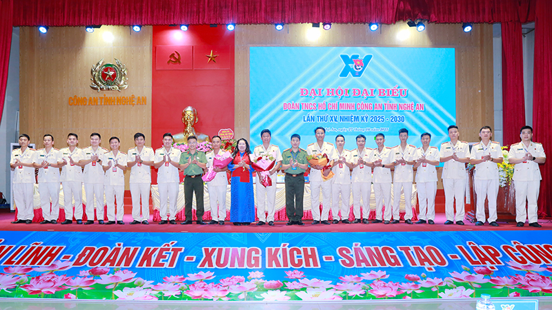 Các đồng chí: Đại tá Trần Hồng Quang, Phó Giám đốc Công an tỉnh; Nguyễn Thị Phương Thúy, Bí thư Tỉnh đoàn; Thiếu tá Đậu Bá Tuấn, Phó Trưởng Ban Thanh niên CAND tặng hoa chúc mừng các đồng chí Ban Thanh niên Công an tỉnh khóa XV