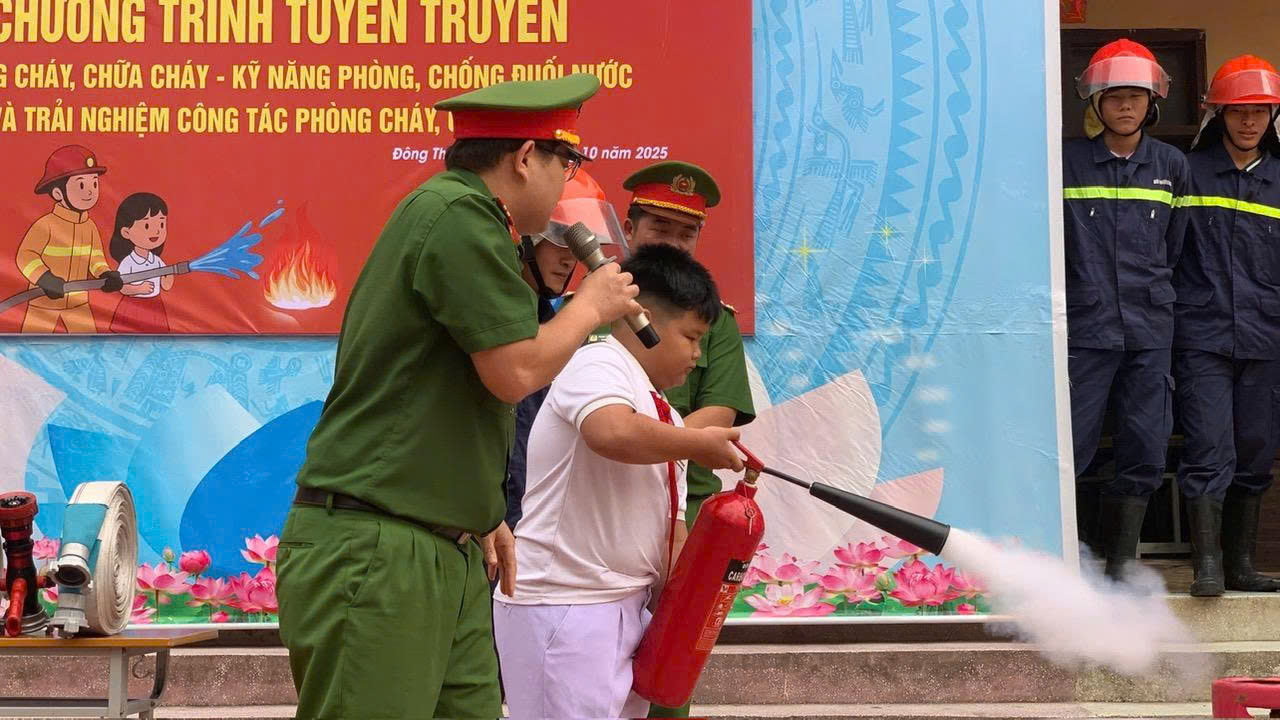 Thực hành sử dụng bình chữa cháy dập lửa