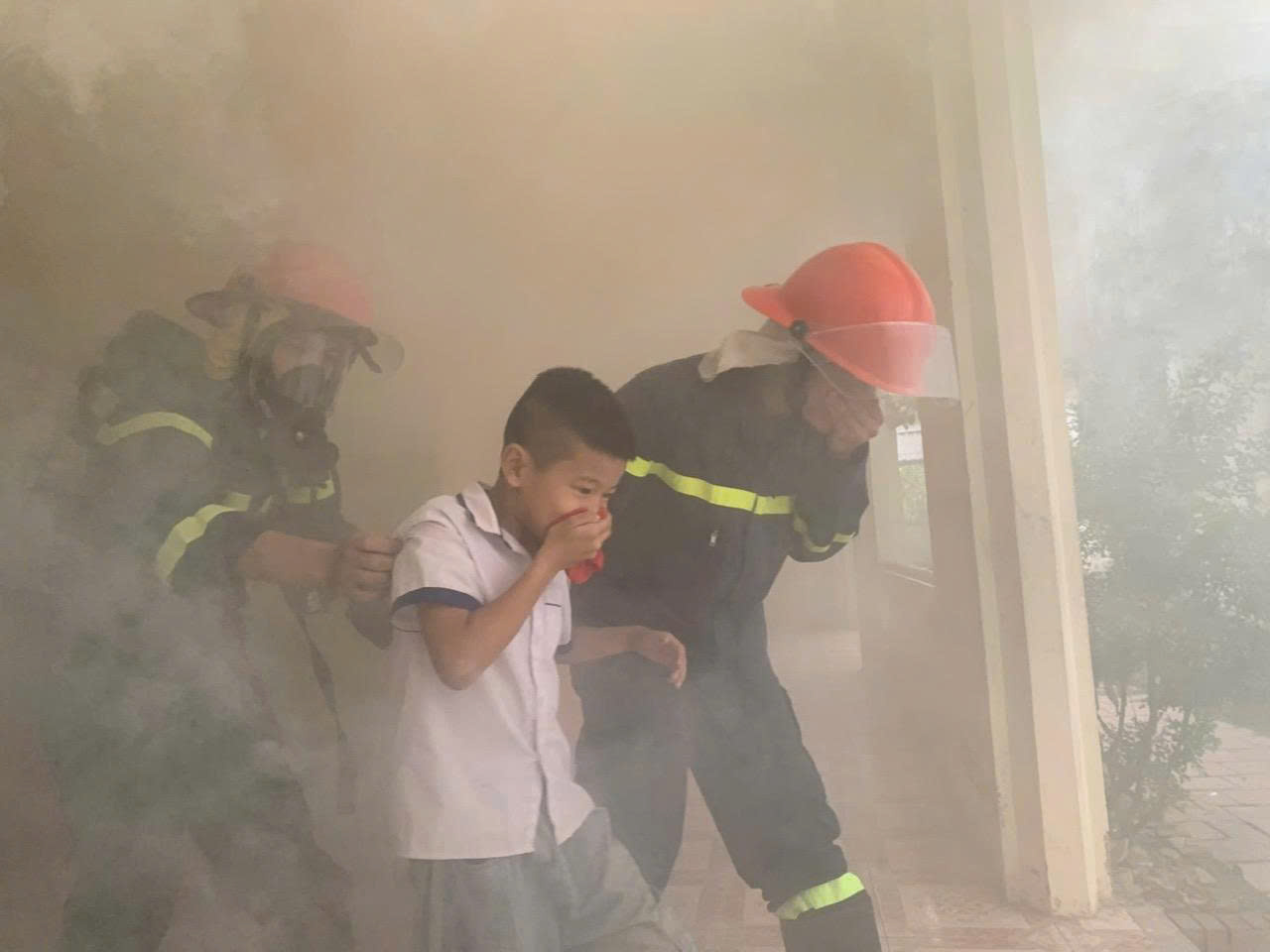 Trang bị kỹ năng thoát hiểm cho học sinh khi gặp hỏa hoạn, giúp các em chủ động bảo vệ bản thân