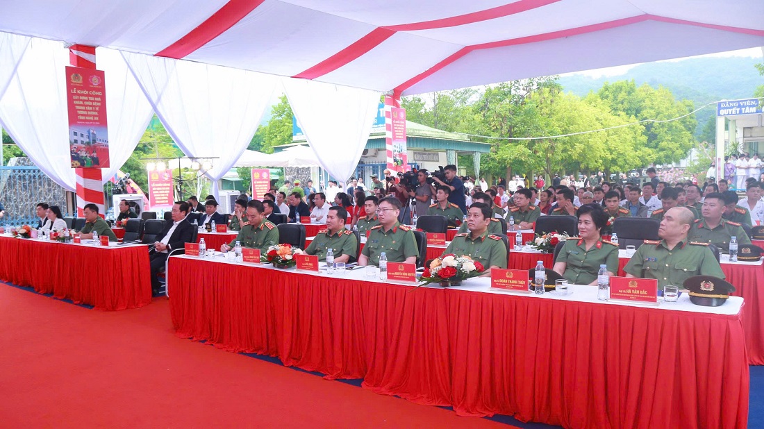  Các đại biểu tham dự buổi lễ 