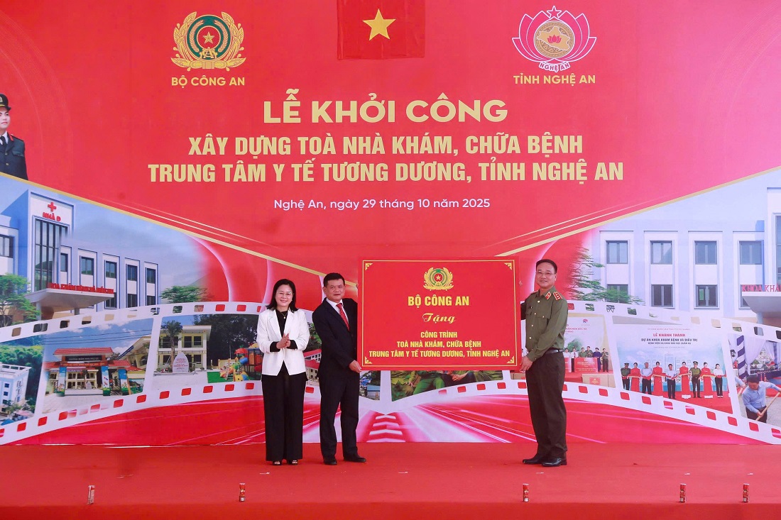 Đồng chí Thượng tướng Phạm Thế Tùng, Thứ trưởng Bộ Công an trao tặng biểu trưng kinh phí xây dựng Trung tâm Y tế Tương Dương