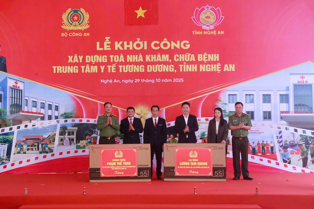  Đồng chí Thượng tướng Phạm Thế Tùng, Thứ trưởng Bộ Công an và đồng chí Đại tá Đinh Việt Dũng, Giám đốc Công an tỉnh Nghệ An tặng quà Trung tâm Y tế và xã Tương Dương