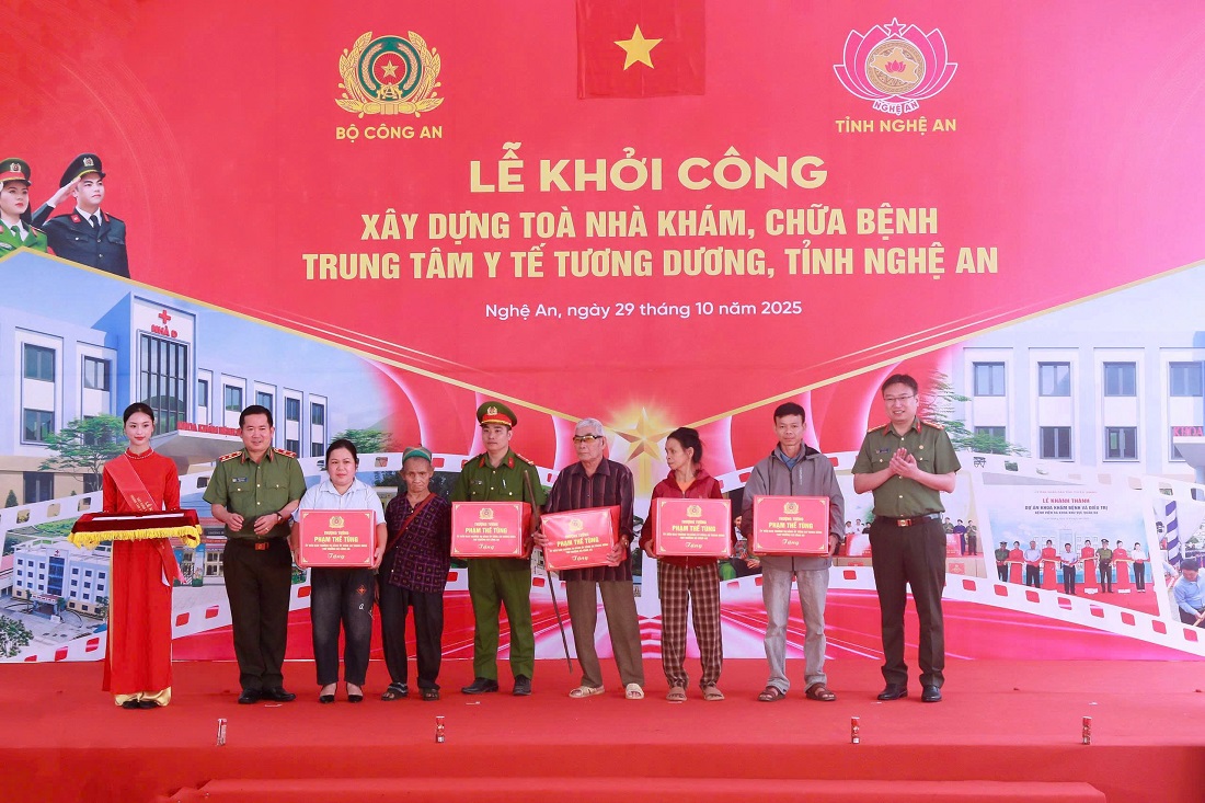 Các đồng chí lãnh đạo Văn phòng Bộ, các Cục trao quà của đồng chí Thứ trưởng Phạm Thế Tùng tặng các hộ gia đình chính sách