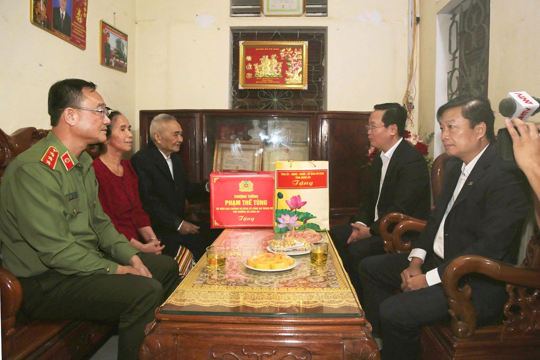 Đồng chí Thứ trưởng Phạm Thế Tùng và đoàn công tác trực tiếp đến thăm hỏi, trao quà gia đình chính sách trên địa bàn xã Tương Dương