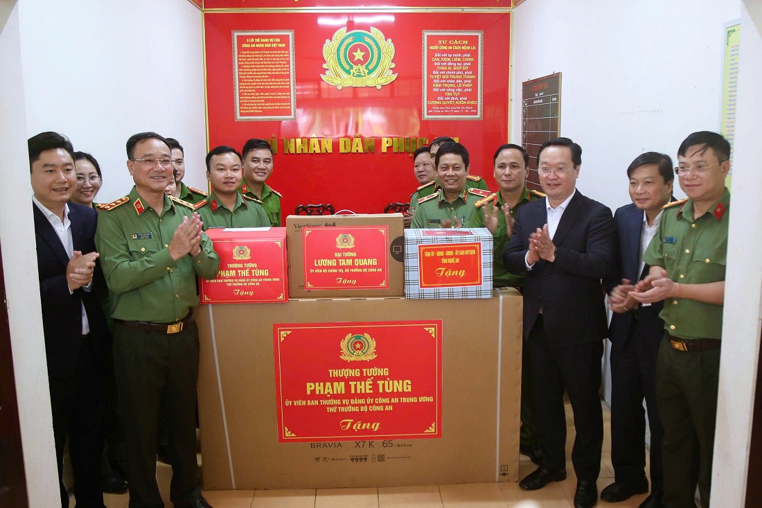 Đồng chí Thượng tá Phạm Thế Tùng, Thứ trưởng Bộ Công an và Lãnh đạo tỉnh Nghệ An động viên, trao quà tặng Công an xã Tương Dương 