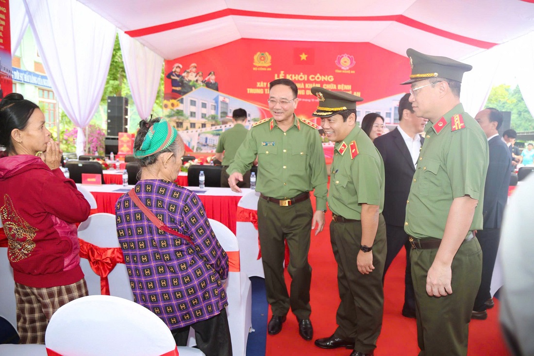 Đồng chí Thượng tướng Phạm Thế Tùng, Thứ trưởng Bộ Công an, Lãnh đạo Văn phòng Bộ Công an và đồng chí Đại tá Đinh Việt Dũng, Giám đốc Công an tỉnh thăm hỏi, động viên bà con xã Tương Dương