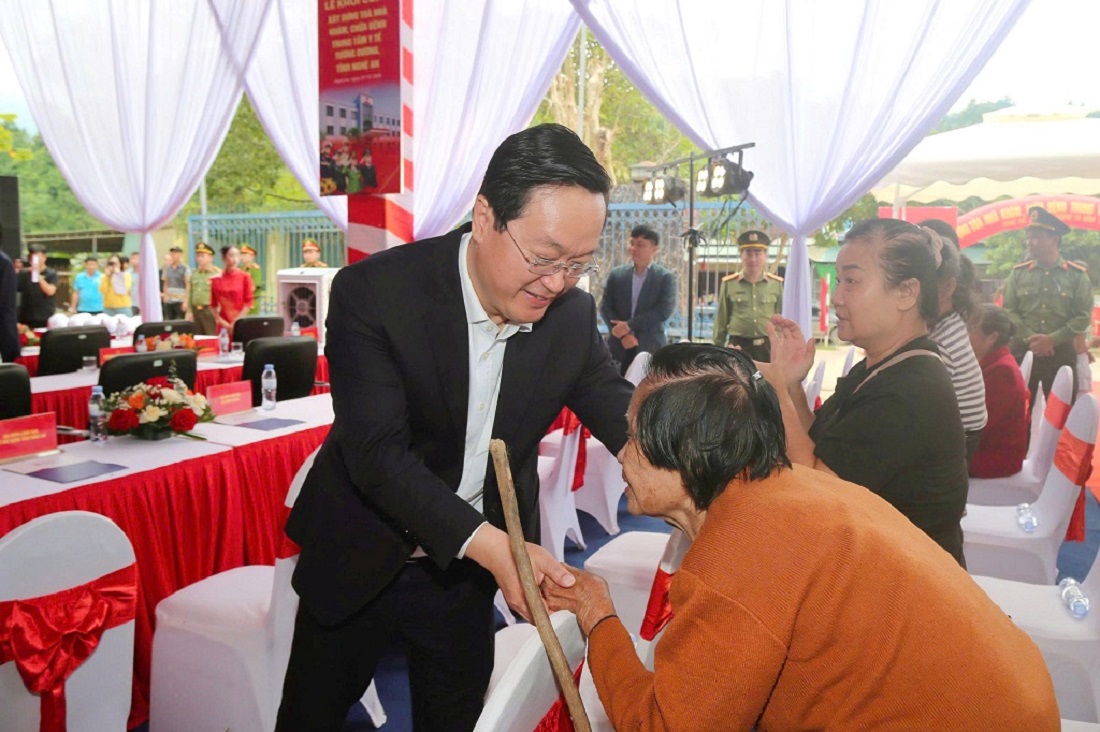 Đồng chí Bí thư Tỉnh ủy Nghệ An Nguyễn Đức Trung thăm hỏi, động viên bà con xã Tương Dương