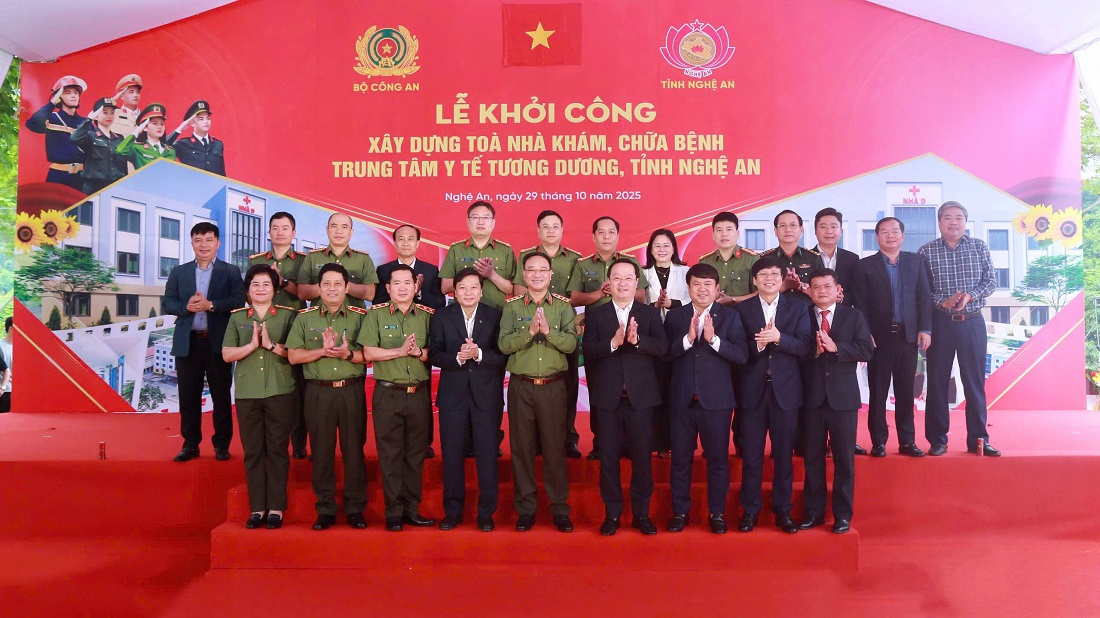 Các đại biểu chụp ảnh lưu niệm 