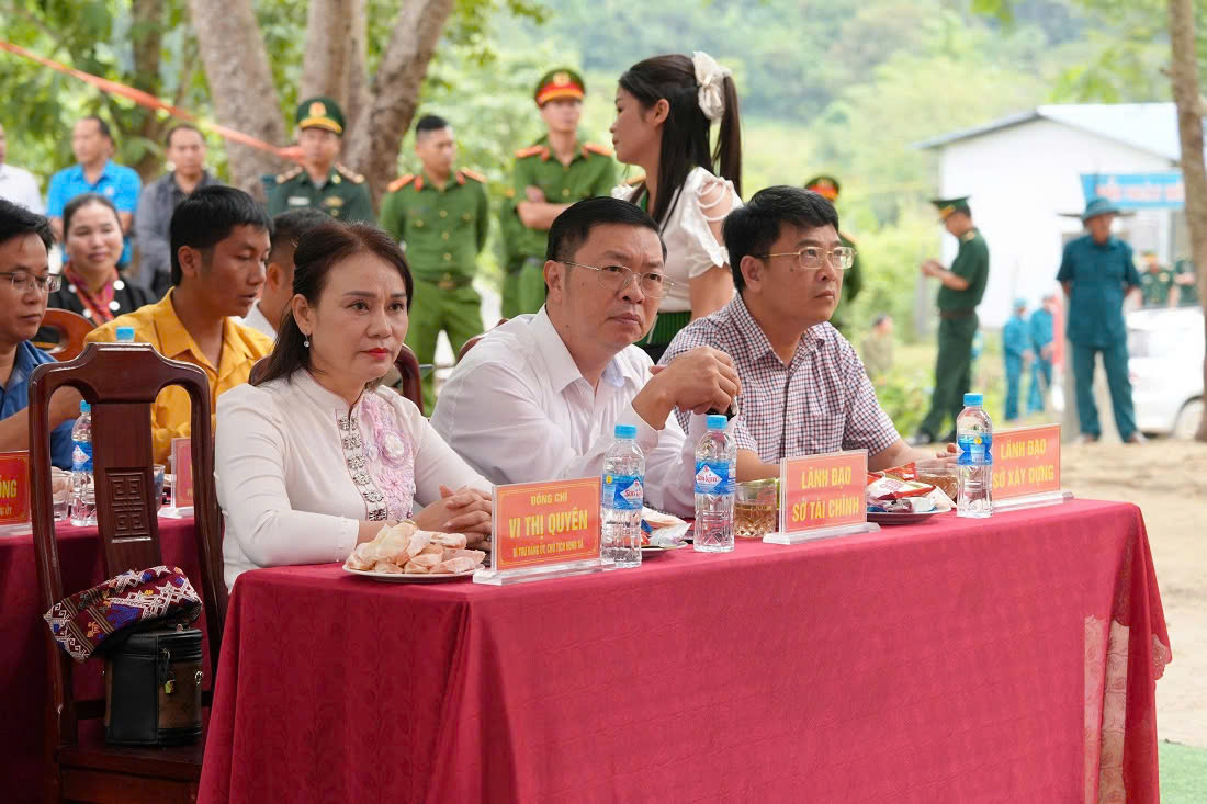 Các đại biểu dự buổi lễ 