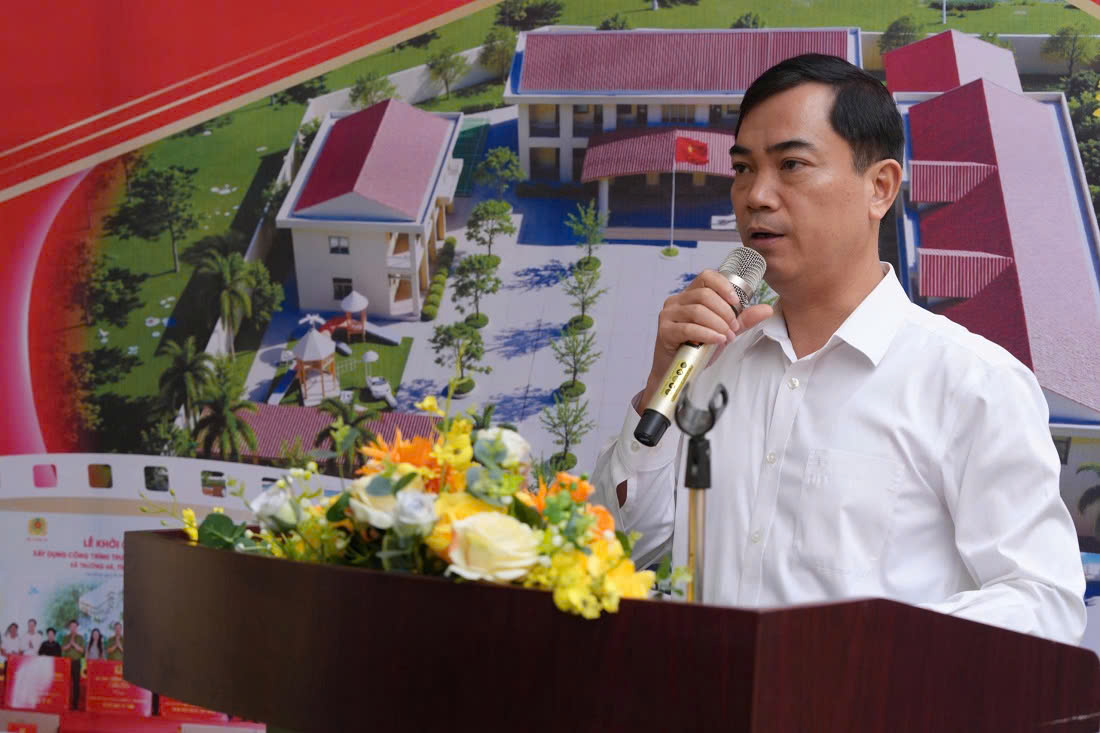 Ông Nguyễn Văn Khoa, Phó Giám đốc Sở Giáo dục và Đào tạo phát biểu tại buổi lễ