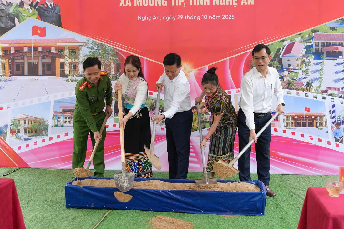 Các đại biểu thực hiện nghi thức khởi công xây dựng Trường Mầm non Mường Ải