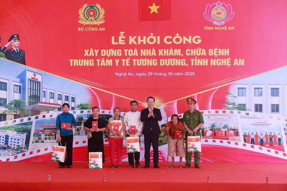 Đồng chí Nguyễn Đức Trung, Bí thư Tỉnh ủy Nghệ An tỉnh trao quà tặng các gia đình chính sách