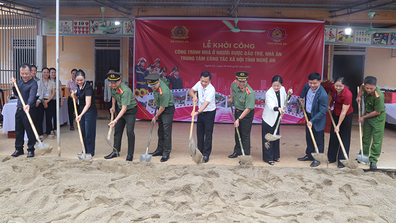 Các đại biểu thực hiện nghi lễ khởi công xây dựng công trình