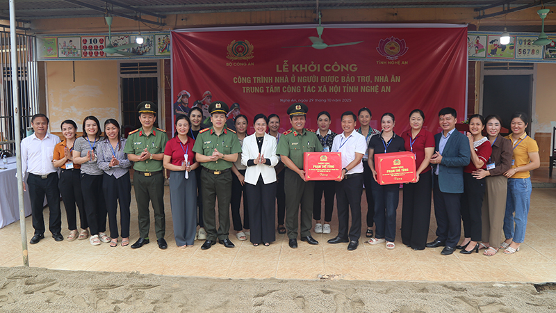 Thừa ủy quyền của Lãnh đạo Bộ Công an, đồng chí Thiếu tướng Nguyễn Hồng Nguyên trao quà tặng lãnh đạo, cán bộ, nhân viên Trung tâm công tác xã hội tỉnh Nghệ An