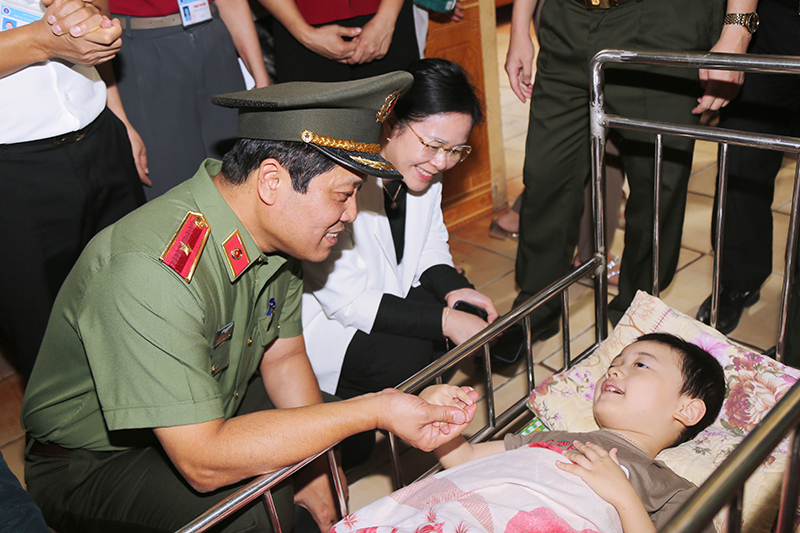 Đoàn Đại biểu thăm hỏi, động viên các em có hoàn cảnh đặc biệt tại Trung tâm