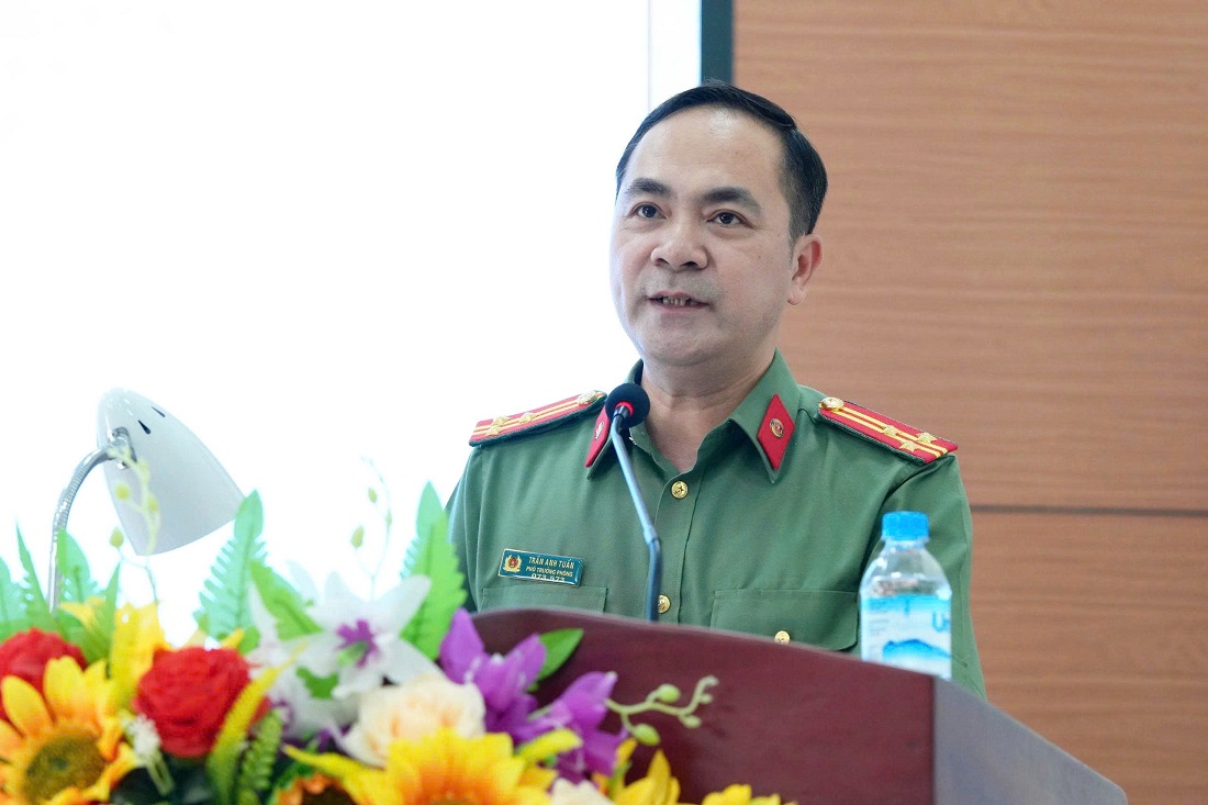 Đại diện Lãnh đạo Phòng Tham mưu Công an tỉnh Nghệ An trình bày báo cáo khái quát về tình hình thiên tai và biến đổi khí hậu trên địa bàn tỉnh thời gian qua