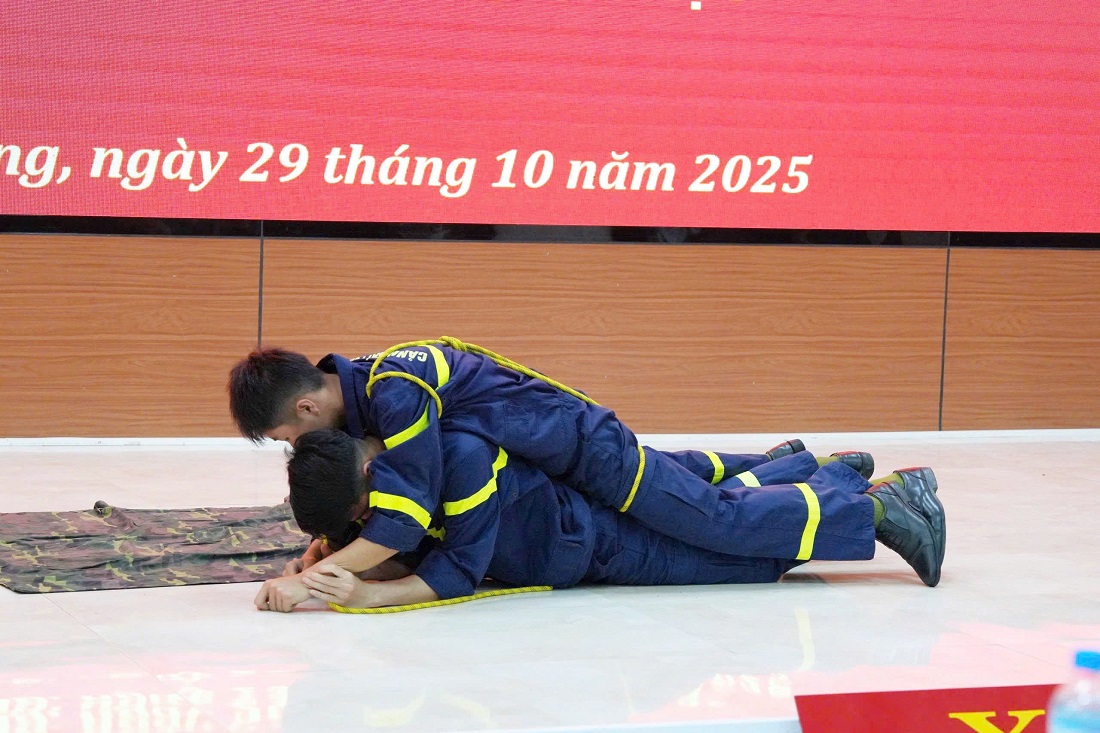 Cán bộ Phòng Cảnh sát Phòng cháy chữa cháy và cứu nạn cứu hộ hướng dẫn thực hành các kỹ năng