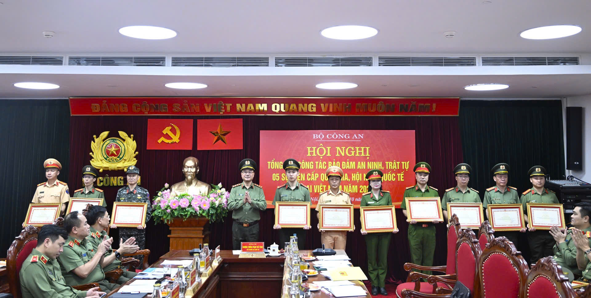 Thứ trưởng Phạm Thế Tùng trao Bằng khen của Bộ Công an tặng các tập thể, cá nhân có thành tích xuất sắc trong công tác bảo đảm ANTT Lễ kỷ niệm A80