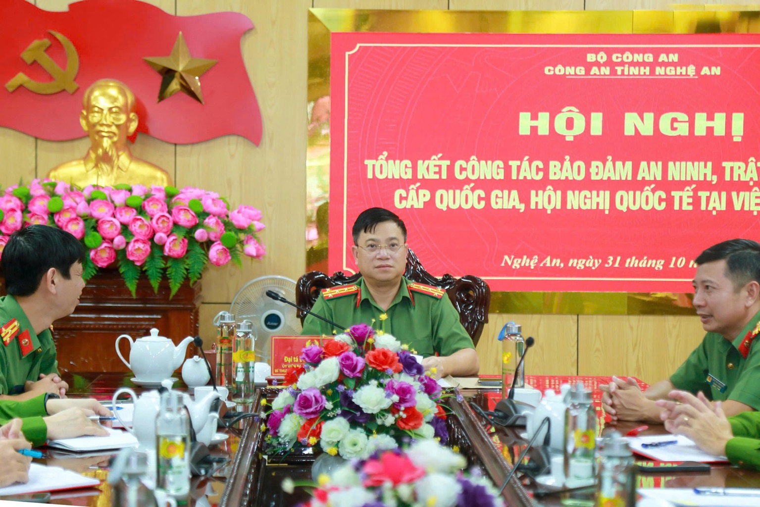 Đồng chí Đại tá Đinh Việt Dũng, Ủy viên Ban Thường vụ Tỉnh ủy, Bí thư Đảng ủy, Giám đốc Công an tỉnh chủ trì tại điểm cầu Công an tỉnh Nghệ An