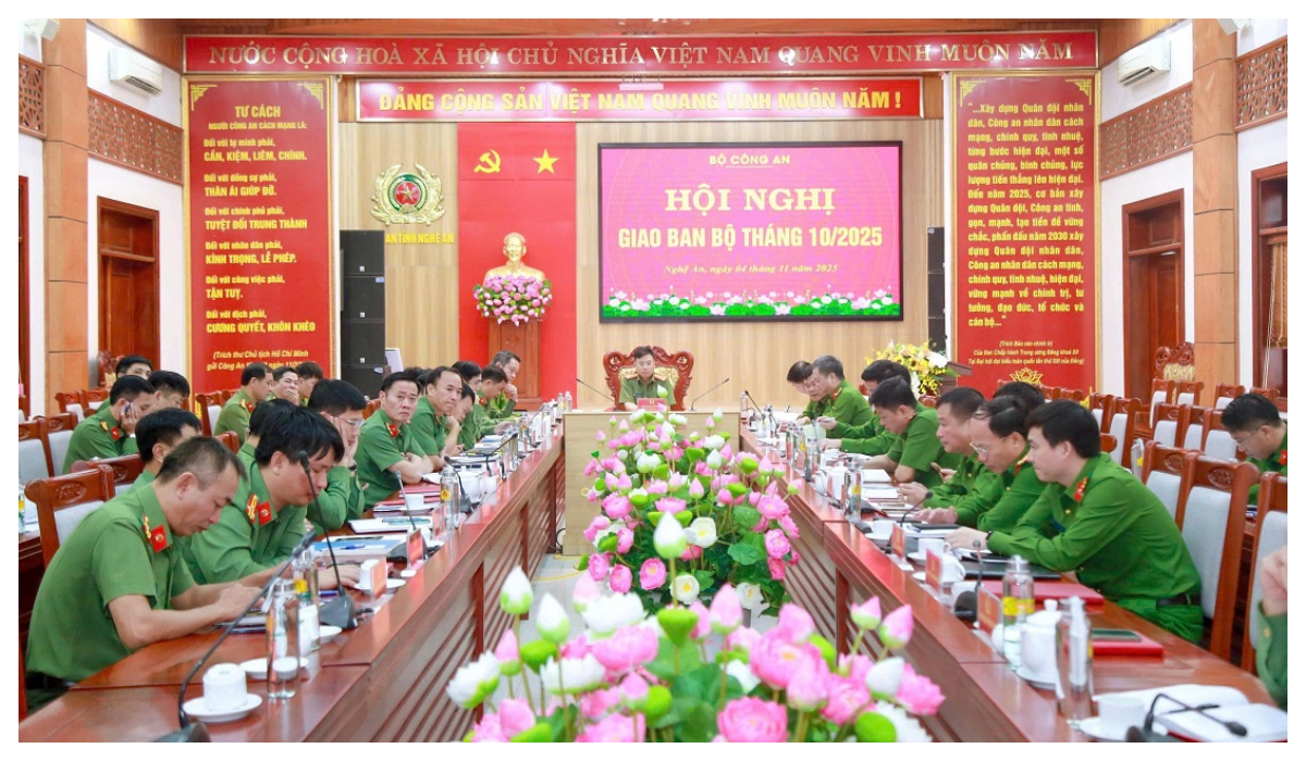 Giao ban công tác tháng 10, triển khai nhiệm vụ tháng 11/2025