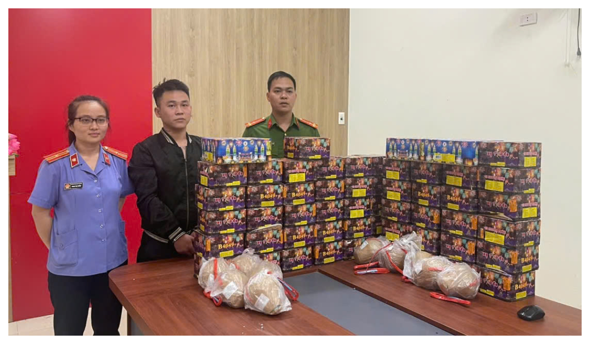 Bắt giữ đối tượng buôn bán hơn 01 tạ pháo nổ