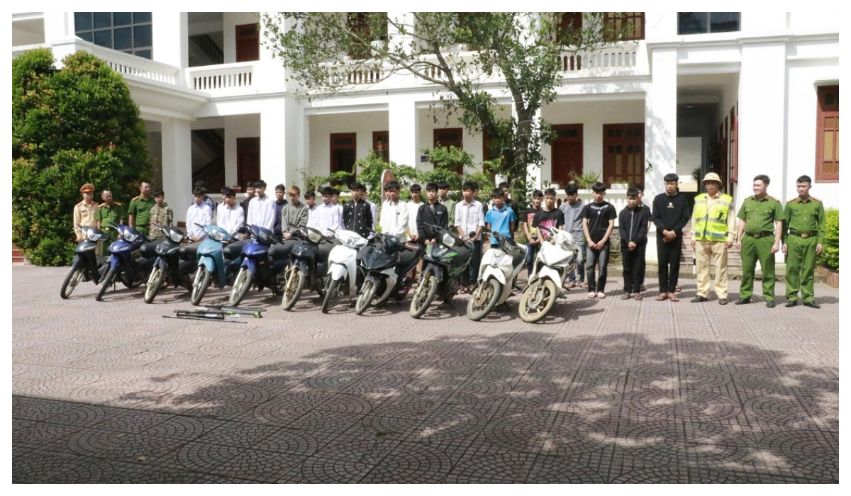 Cảnh báo tình trạng trẻ em mang theo hung khí khi ra đường