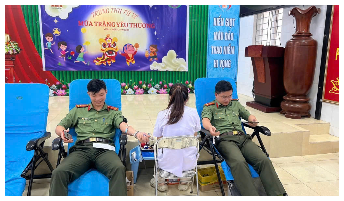 Hai cán bộ Phòng An ninh nội địa kịp thời hiến máu cứu bệnh nhân
