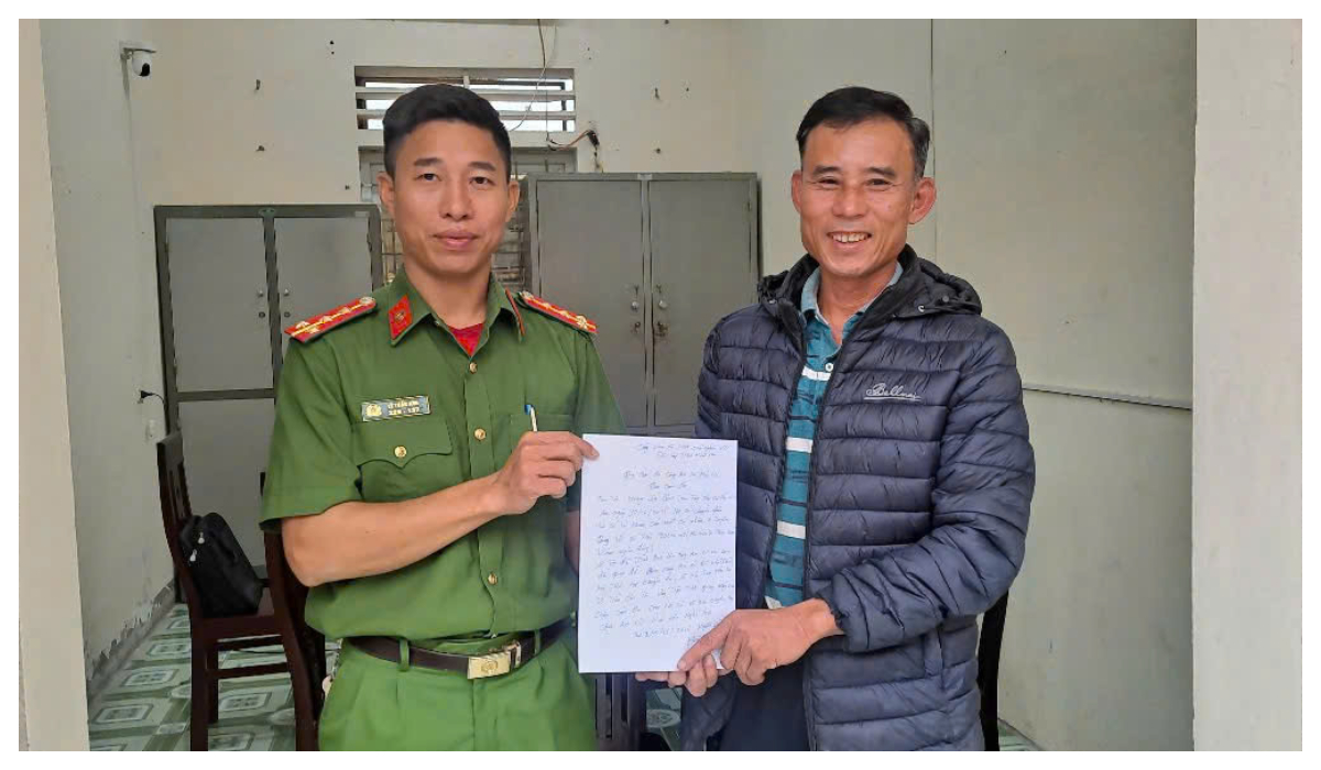 Công an xã Hải Lộc giúp người dân nhận lại tiền chuyển nhầm