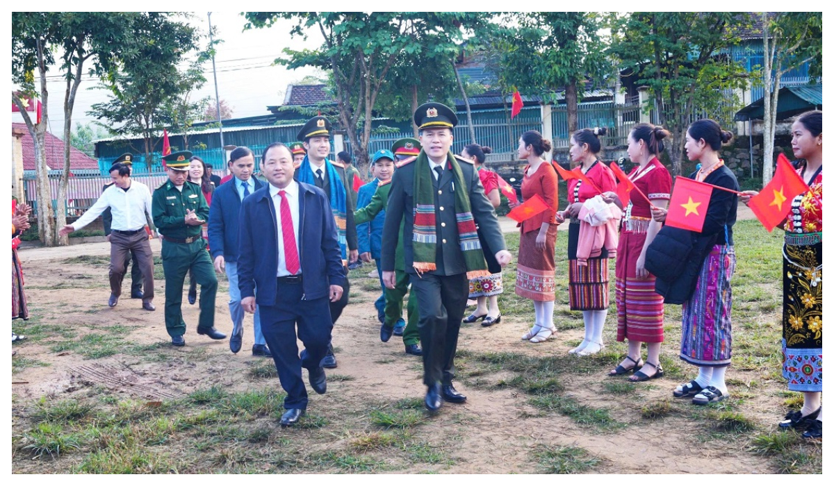 Đại tá Trần Hồng Quang, Phó Giám đốc Công an tỉnh dự, chung vui Ngày hội Đại đoàn kết toàn dân tộc tại xã Keng Đu