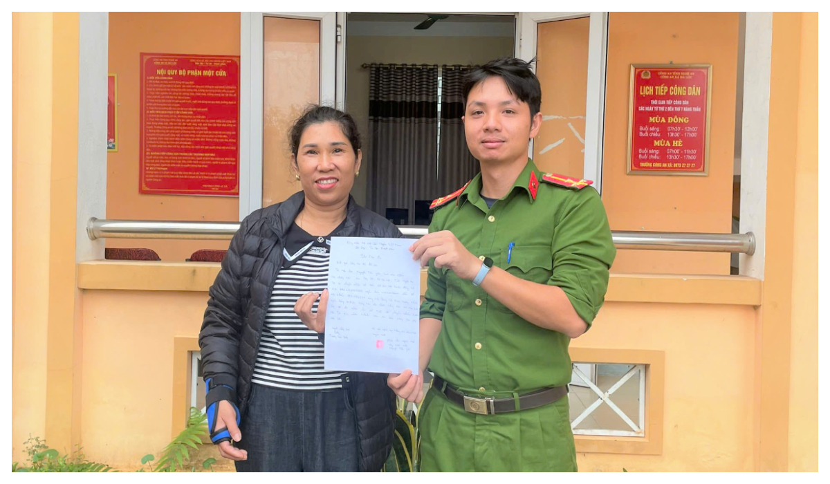 Công an xã nhanh chóng hỗ trợ trả lại tiền do người dân chuyển khoản nhầm