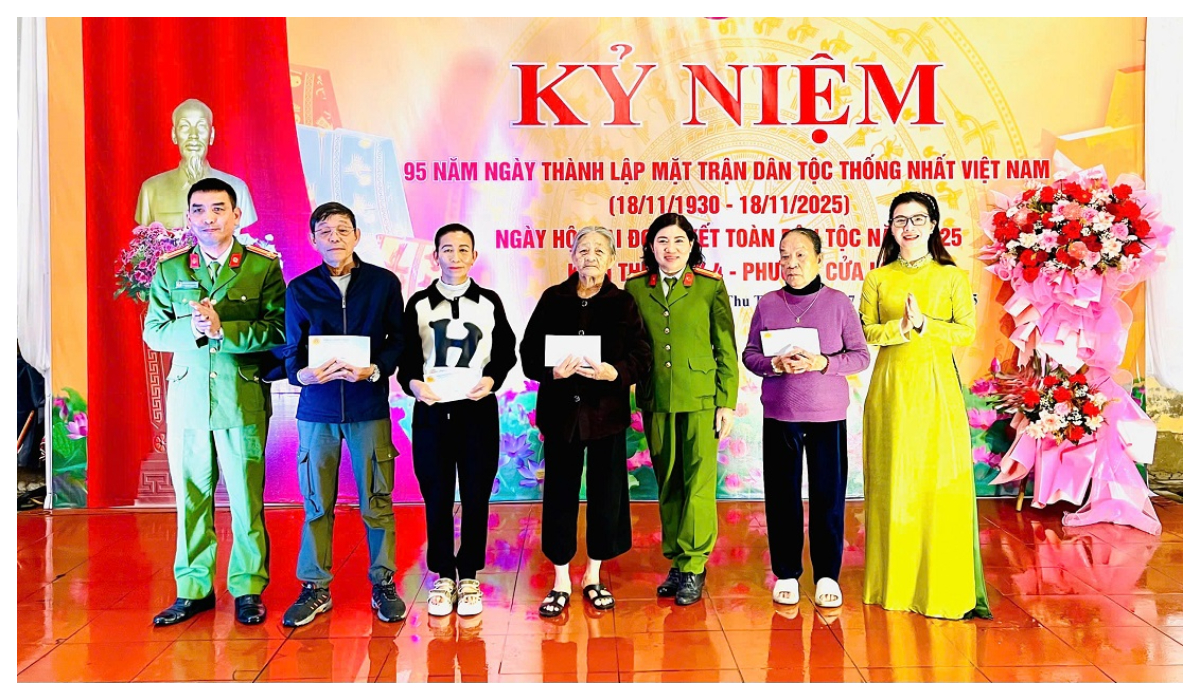 Công an phường Cửa Lò hỗ trợ 50 triệu đồng đến các hộ dân có hoàn cảnh khó khăn