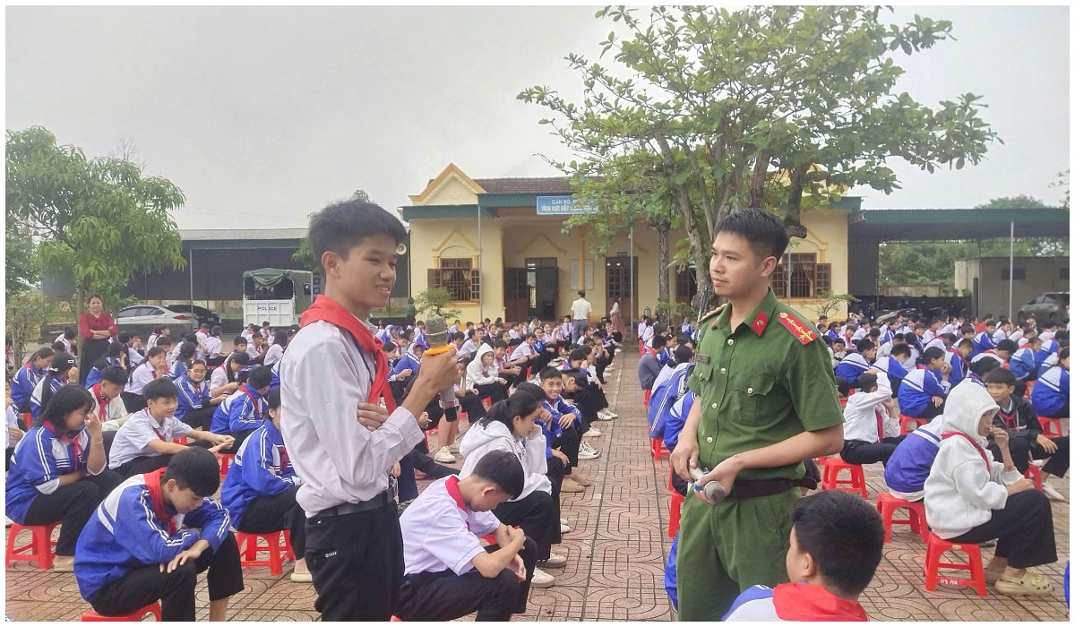 Công an xã Đại Đồng tăng cường tuyên truyền, phổ biến pháp luật cho học sinh