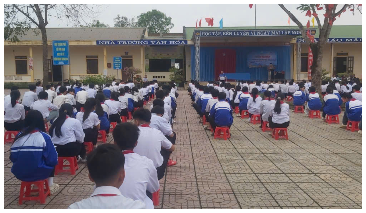 Công an xã Tam Đồng tuyên truyền, phổ biến pháp luật cho học sinh