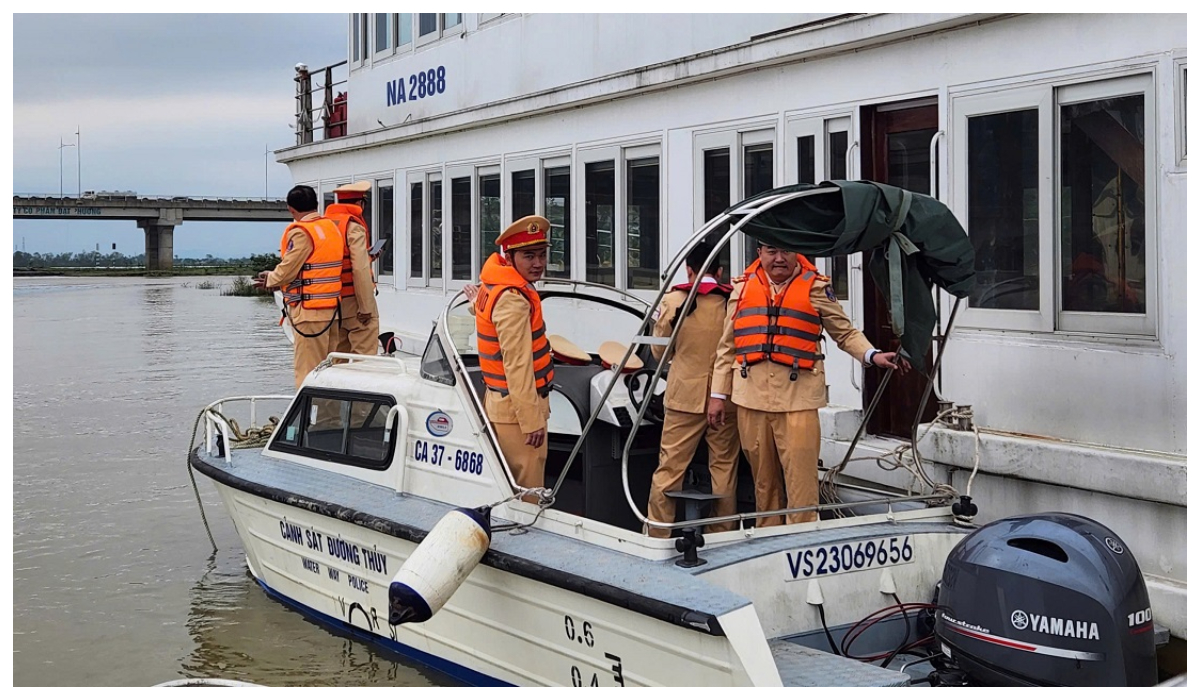 Lực lượng Cảnh sát đường thủy ra quân kiểm tra, xử lý vi phạm, siết chặt trật tự an toàn giao thông đường thủy nội địa