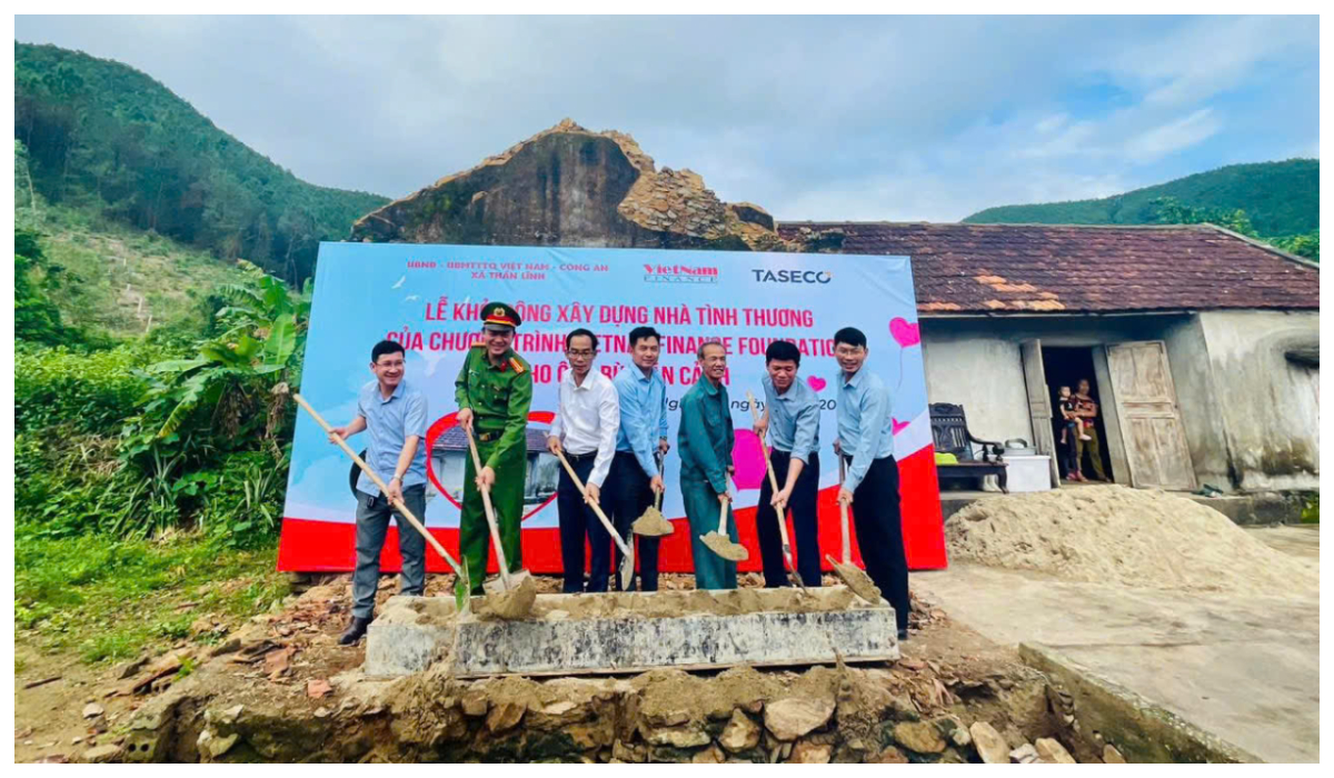 Công an xã Thần Lĩnh hỗ trợ xây dựng nhà cho hộ gia đình có hoàn cảnh khó khăn