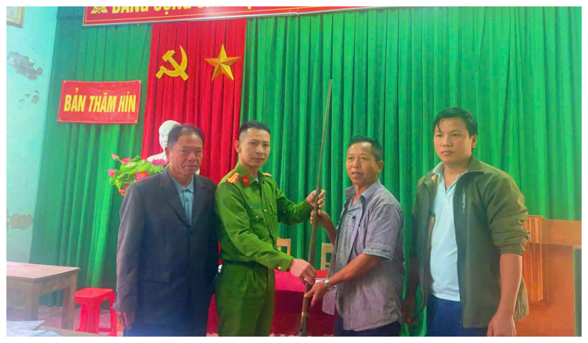 Công an xã Na Ngoi đẩy mạnh tuyên truyền, vận động người dân nộp vũ khí, vật liệu nổ
