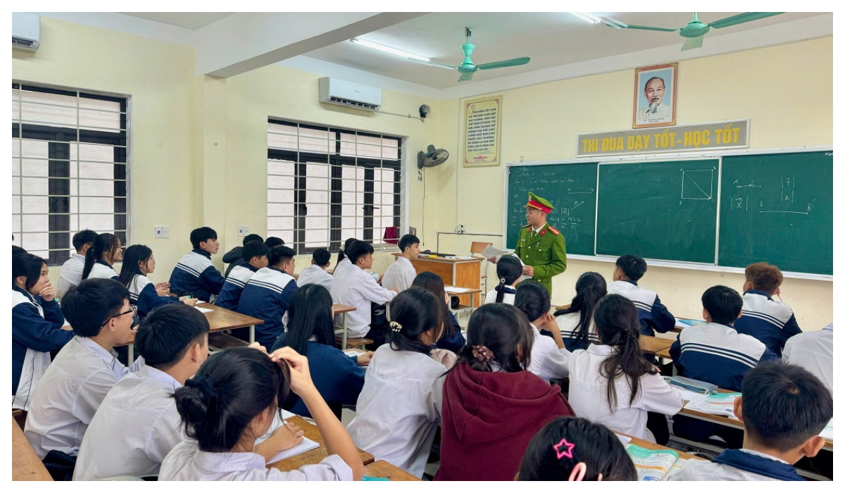 Công an xã phát tờ rơi tuyên truyền phòng, chống ma túy tại trường học