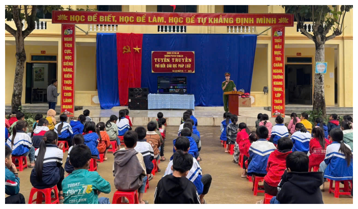 Công an xã Na Loi đẩy mạnh tuyên truyền, phổ biến giáo dục pháp luật cho học sinh