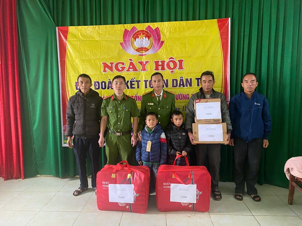 Công an xã Mường Xén tặng quà cho 03 