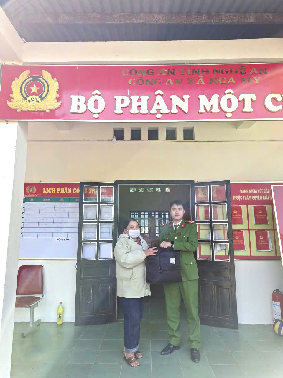 Công an xã Nga My nhanh chóng xác minh, trả lại tài sản bị đánh rơi cho người dân