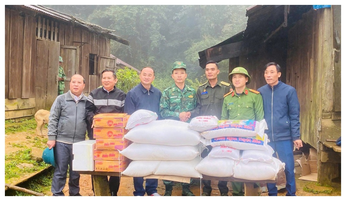 Công an xã Na Ngoi luôn đồng hành cùng Nhân dân trong ứng phó, khắc phục thiên tai, bão lũ