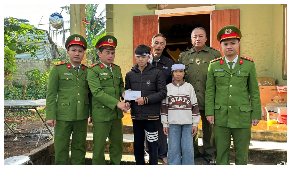 Công an xã chung tay giúp đỡ người dân có hoàn cảnh khó khăn