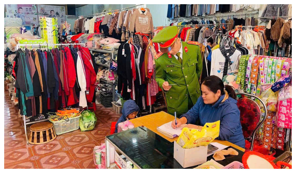 Công an xã Quỳ Châu làm tốt công tác tuyên truyền, giải tỏa hành lang an toàn giao thông