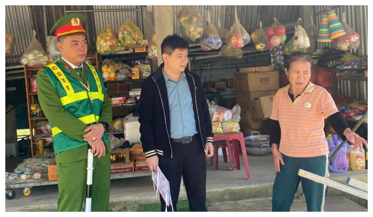 Công an xã Châu Bình phối hợp kiểm tra, chấn chỉnh vi phạm hành lang an toàn giao thông