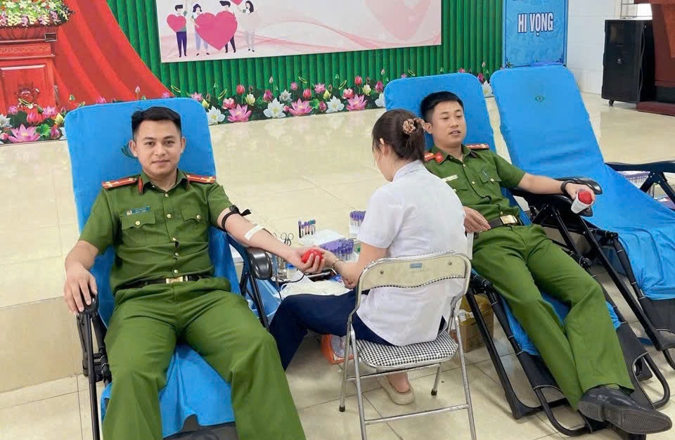 Cán bộ Công an phường Vinh Phú liên tục hiến máu cứu người