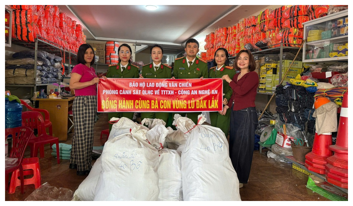 Phòng Cảnh sát QLHC về TTXH kêu gọi, quyên góp nhu yếu phẩm hỗ trợ đồng bào vùng lũ Đắk Lắk