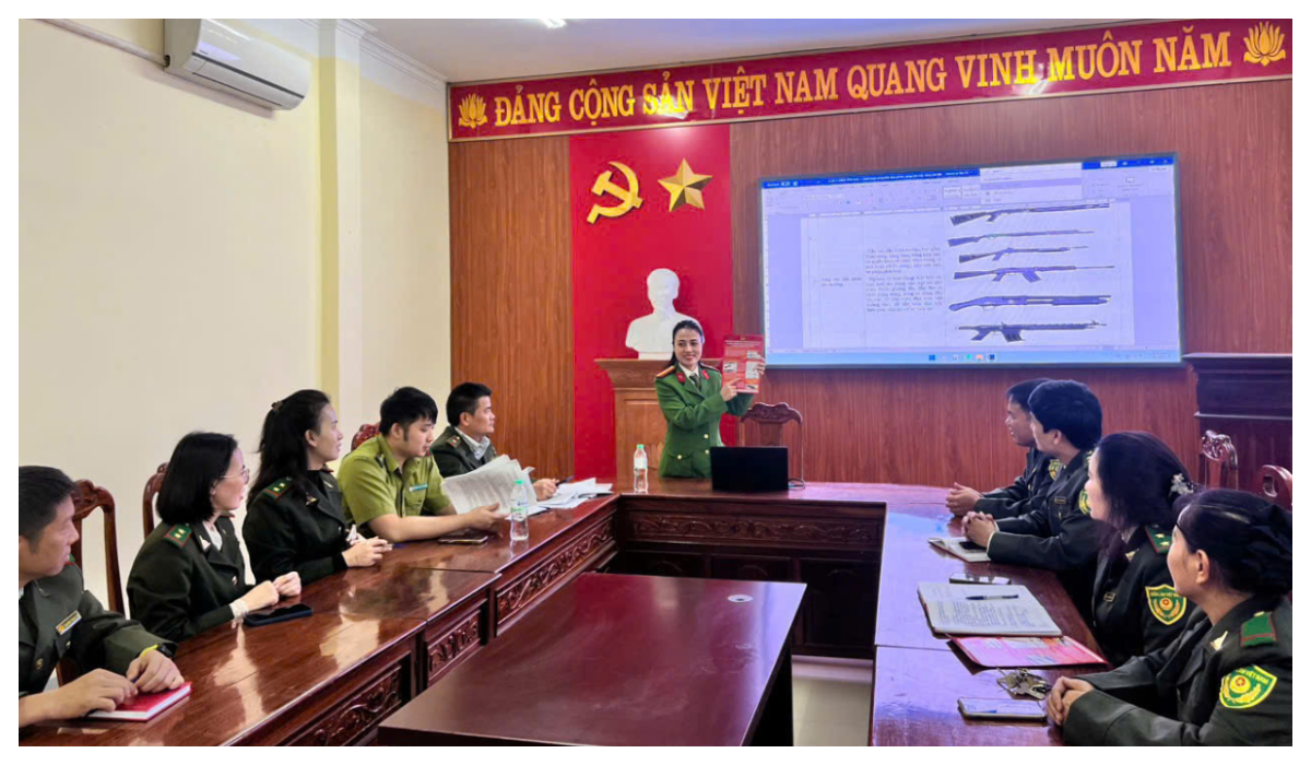 Phổ biến pháp luật về công tác quản lý, sử dụng vũ khí, vật liệu nổ, công cụ hỗ trợ tại Chi cục Kiểm lâm Nghệ An
